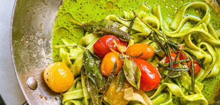 Tagliatelle szpinakowe z pesto i pomidorkami