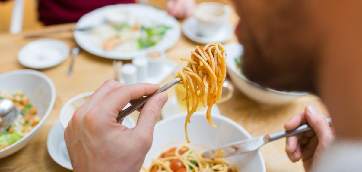 Tagliatelle z pomidorkami, czosnkiem i oliwą